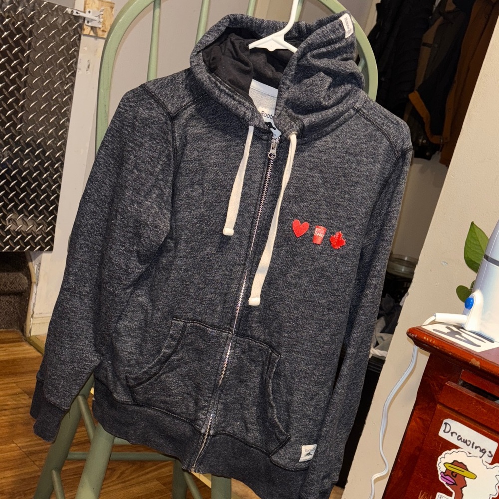 ♥️Tim’s x ROOTS, super comfy and warm. Hood is nice and large. Don’t miss out!